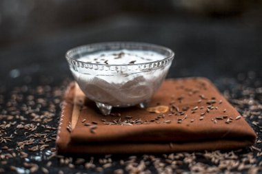 Kimyon tohumları üzerinde peçete ile ham yoğurt yakın çekim