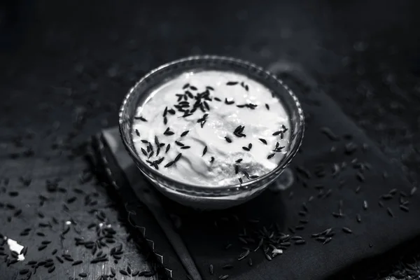 Крупный План Сырого Йогурта Семенами Тмина Салфетке — стоковое фото
