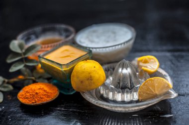 Yoğurt yüz paketi limon suyu ve zerdeçal tozu ile yakın çekim