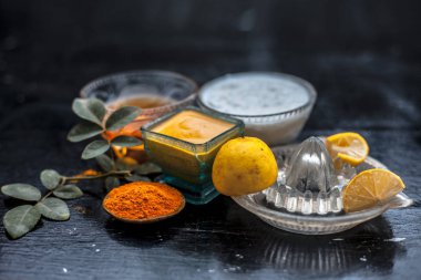 Yoğurt yüz paketi limon suyu ve zerdeçal tozu ile yakın çekim