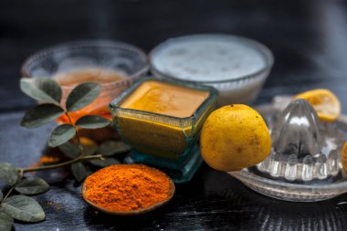 Yoğurt yüz paketi limon suyu ve zerdeçal tozu ile yakın çekim