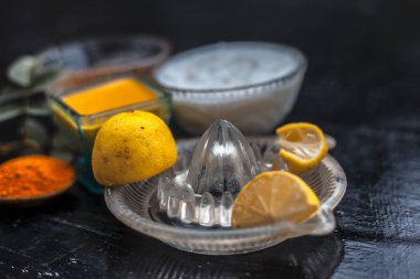 Yoğurt yüz paketi limon suyu ve zerdeçal tozu ile yakın çekim