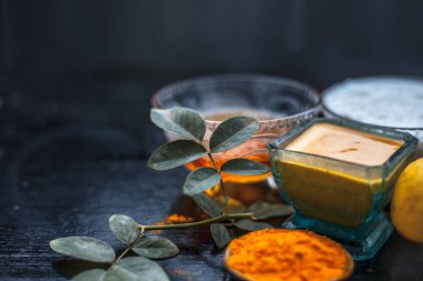 Yoğurt yüz paketi limon suyu ve zerdeçal tozu ile yakın çekim