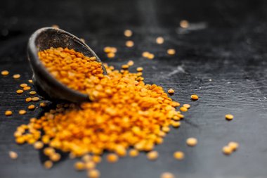 Ham masoor mercimek fasulye siyah kil kase ile yakın çekim 