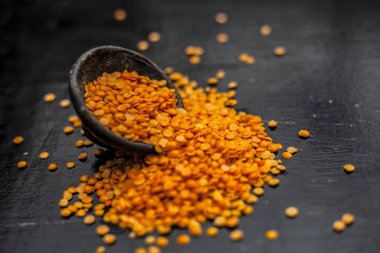 Ham masoor mercimek fasulye siyah kil kase ile yakın çekim 