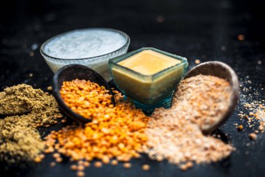 Yoğurt, bal ve zerdeçal tozu ile doğal yüz paketi 