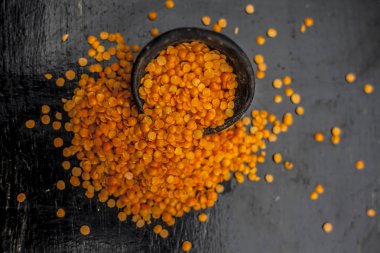 Ham masoor mercimek fasulye siyah kil kase ile yakın çekim 