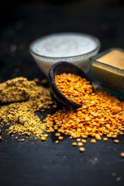 Yoğurt, bal ve zerdeçal tozu ile doğal yüz paketi 