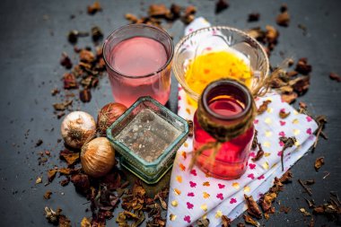 Gül suyu, çiğ soğan ve bal ile saçlar için doğal ilaç