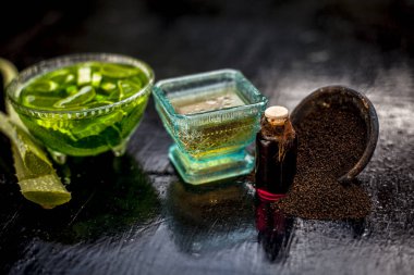 Ayıklanan aloe vera jel ve çay yağı bitkisel saç maskesi