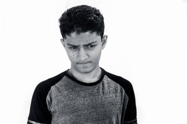 siyah beyaz küçük üzgün bir adam portresi