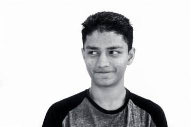 genç mutlu adamın siyah beyaz portresi