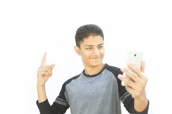 Νεαρός Άνδρας Αισθάνεται Ευτυχισμένος Και Βγάζει Selfie — Φωτογραφία Αρχείου