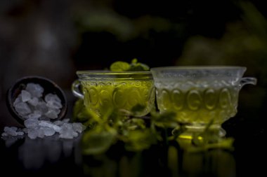 Salatalık su ve nane çayı şeker masada