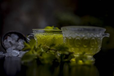 Salatalık su ve nane çayı şeker masada