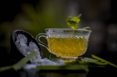 Nane çayı ile limon ve şeker masada