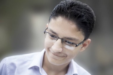 Portre yakışıklı nazik adam veya iş adam beyaz renkli gömlek giymiş, Posing ve elde bir şey, gurur olarak gülümseyen.