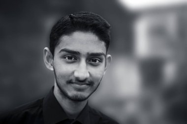 portre yakışıklı nazik adam veya iş adam siyah renkli gömlek giymiş, Posing ve elde bir şey, gurur olarak gülümseyen.