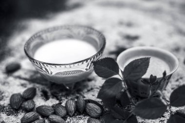 Yulaf yüz paketi badem ve süt ile yakın çekim