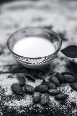 Badem ve sütle yulaf yüz paketi