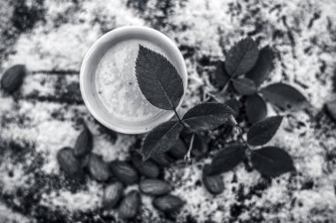 Yulaf yüz paketi badem ve gül yaprakları ile yakın çekim