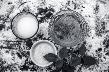 Yulaf, süt ve bal ile yüz paketi için malzemeler