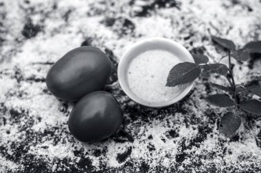 Domates ve yulaf toz organik yüz paketi