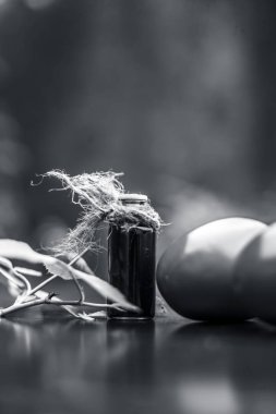 Ahşap yüzey üzerinde domates bitkisel özü, yakın çekim 