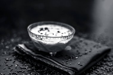 Kimyon tohumları üzerinde peçete ile ham yoğurt