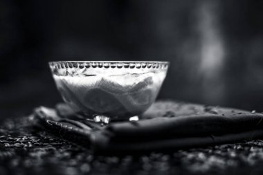 Kimyon tohumları üzerinde peçete ile ham yoğurt