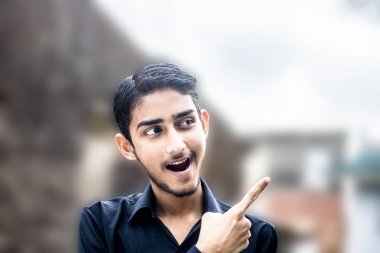 Olarak ilginç bir şey onun sola doğru ve açık ağzı ile poz, yüz ifadeleri reklam genç.