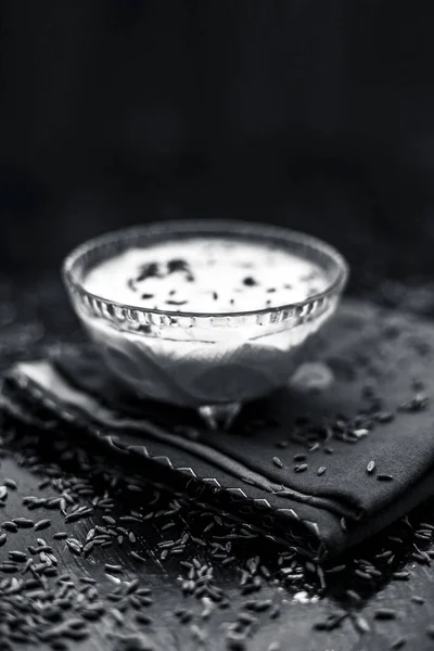 Сырой Йогурт Семенами Тмина Салфетке — стоковое фото