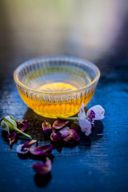 Bal ve ahşap masaya çiçek yakın çekim