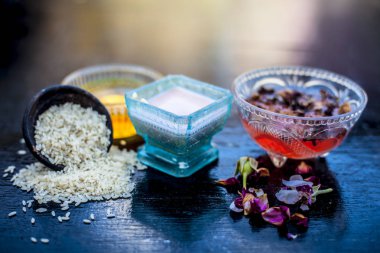 Pirinç unu gül suyu ve bal ile yüz paketi için malzemeler