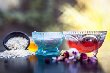 Pirinç unu gül suyu ve bal ile yüz paketi için malzemeler