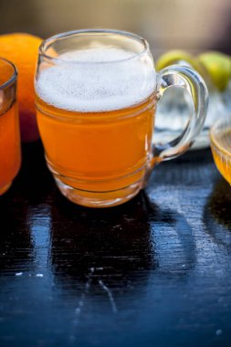 Ahşap masa üzerinde Ballı zencefilli bira yakın çekim