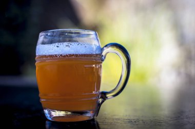 Zencefilli bira şeffaf mug içinde yakın çekim