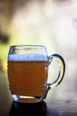 Zencefilli bira şeffaf mug içinde yakın çekim