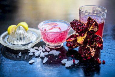 Nar ahşap masa üzerinde soğuk çay