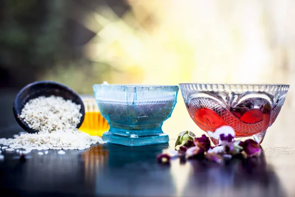 Pirinç unu gül suyu ve bal ile yüz paketi için malzemeler