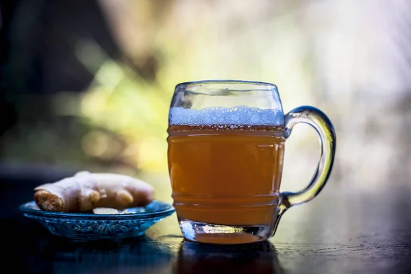 Zencefilli bira ahşap masa üzerinde şeffaf mug içinde yakın çekim