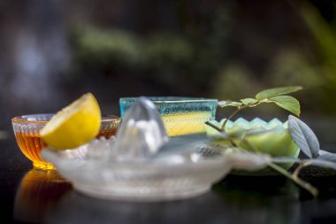 Limon suyu bal ve zerdeçal tozu ile yoğurt yüz paketi