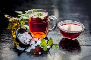 Kadar yakın Hint ve Asya popüler içecek Yani Rose limonata Yani gül bununla tüm malzemelerle özü, limonata konsantrasyon veya limon özü şeffaf şişe ve buzlu küpleri.