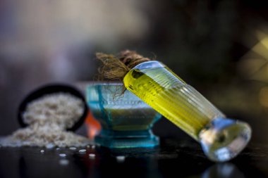 Pirinç unu Hint yağı ve gül suyu ile bitkisel yüz paketi 