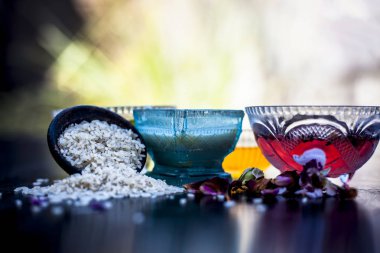 Pirinç unu bal ve ahşap masa üzerinde gül suyu ile yüz paketi