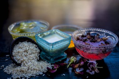 Pirinç unu bal ve ahşap masa üzerinde gül suyu ile yüz paketi