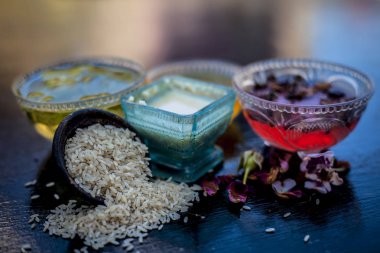 Pirinç unu bal ve ahşap masa üzerinde gül suyu ile yüz paketi