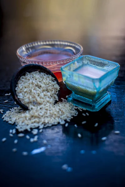 用柠檬油和玫瑰水关闭草本面粉包 用于减少或清洁粉刺和粉刺 用生米粉和米 — 图库照片