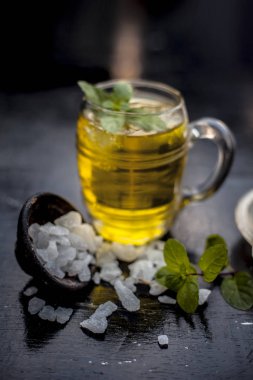 Nane limon ve şeker masada serinletici içecek