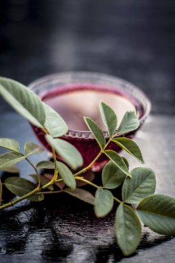 Kadar yakın Hint ve Asya popüler içecek Yani Rose limonata Yani gül bununla tüm malzemelerle özü, limonata konsantrasyon veya limon özü şeffaf şişe ve buzlu küpleri.